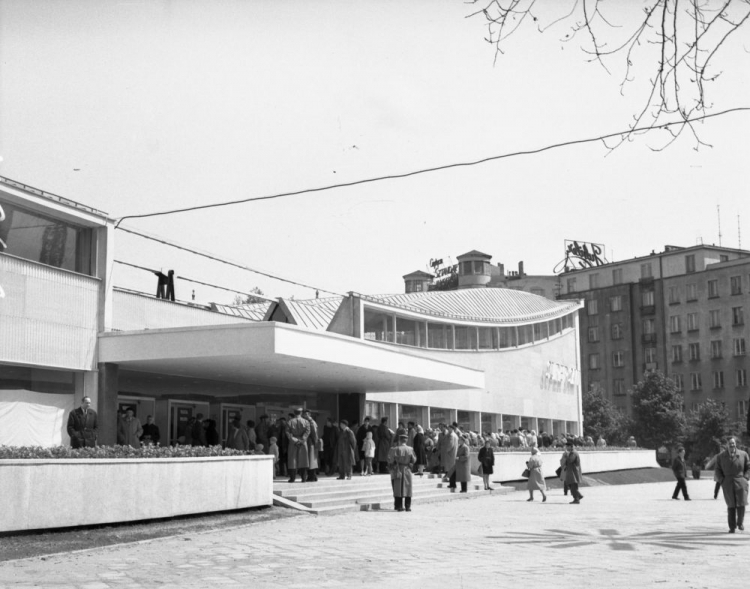 Otwarcie sklepu SuperSam przy ul. Puławskiej. Warszawa, 1962 r. Fot. PAP/M. Szyperko