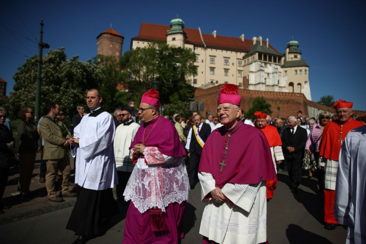 Nuncjusz apostolski w Polsce abp Antonio Guido Filipazzi (2L) i metropolita krakowski abp Marek Jędraszewski (3L) na tradycyjnej procesji ku czci św. Stanisława. Kraków, 12.05.2024. Fot. PAP/Ł. Gągulski