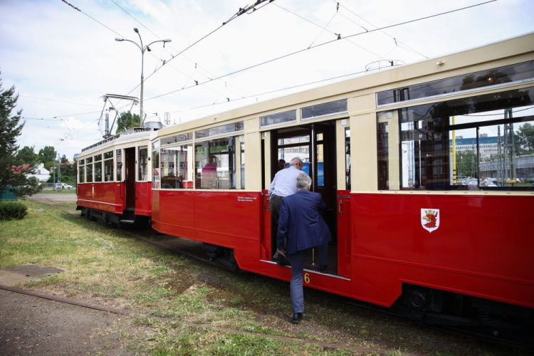 Prezentacja historycznego tramwaju wyremontowanego przez pracowników MPK w zajezdni tramwajowej Podgórze. Kraków, 23.05.2024. Fot. PAP/Ł. Gągulski