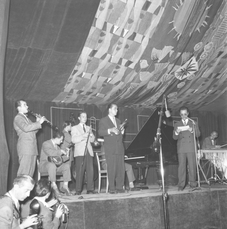 Leopold Tyrmand (P stoi przy mikrofonie) podczas I Festiwalu Muzyki Jazzowej. Sopot, 1956 r. Fot. PAP/J. Uklejewski