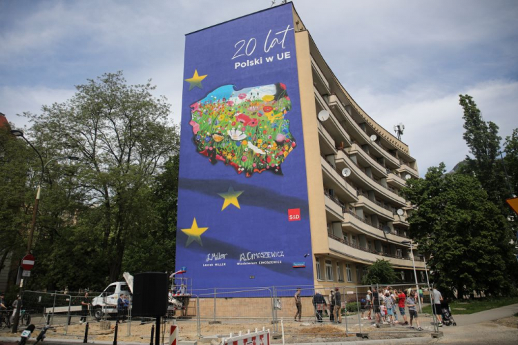 Odsłonięcie muralu w Warszawie z okazji 20-lecia wejścia Polski do Unii Europejskiej. Fot. PAP/A. Zawada