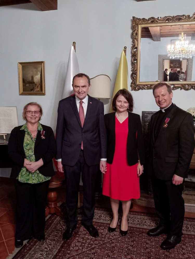 Ambasador RP przy Stolicy Apostolskiej Adam Kwiatkowski (2L) oraz odznaczeni Złotym Krzyżem Zasługi autorzy książki o rodzinie Ulmów Manuela Tulli (L) i ksiądz Paweł Rytel- Andrianik (P). Fot. PAP/S. Wysocka