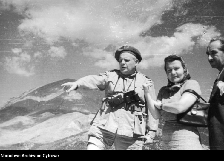 Korespondent wojenny 2 Korpusu Polskiego Melchior Wańkowicz (L) w towarzystwie nierozpoznanych osób ogląda pole bitwy o Monte Cassino. 1944 r. Fot. NAC