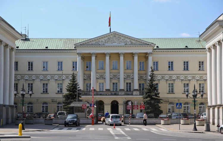 Siedziba warszawskiego urzędu miasta na pl. Bankowym. Fot. PAP/R. Guz