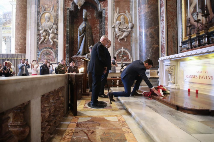 Szef UdSKiOR Lech Parell (P), ambasador RP przy Stolicy Apostolskiej Adam Kwiatkowski (C-P) oraz uczestnik bitwy o Monte Cassino kpt. Władysław Dąbrowski (C-L) podczas modlitwy przy grobie św. Jana Pawła II. Watykan, 16.05.2024. Fot. PAP/A. Zawada