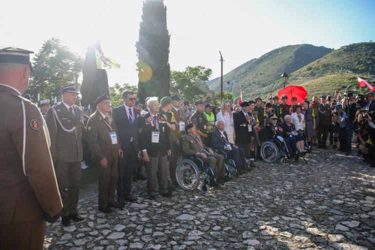 Uroczystość złożenia kwiatów przed pomnikiem 6. Pułku Pancernego im. Dzieci Lwowskich. Piedimonte San Germano, 17.05.2024. Fot. PAP/A. Zawada