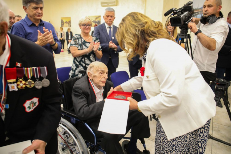 Mjr Stosław Kowalski (C) na spotkaniu z kombatantów z marszałek Senatu Małgorzatą Kidawą-Błońską (P). Cassino, 17.05.2024. Fot. PAP/A. Zawada