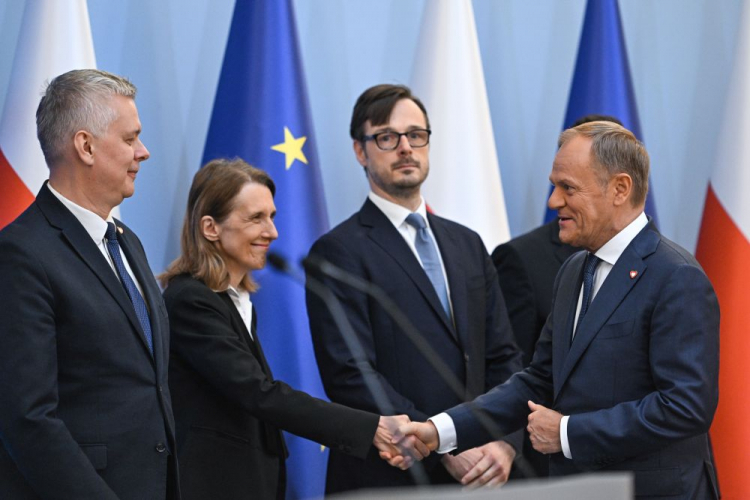 Premier Donald Tusk (P), desygnowany na ministra spraw wewnętrznych i administracji Tomasz Siemoniak (L), desygnowana na minister kultury i dziedzictwa narodowego Hanna Wróblewska (2L) oraz desygnowany na ministra aktywów państwowych Jakub Jaworowski (2P). Fot. PAP/R. Pietruszka