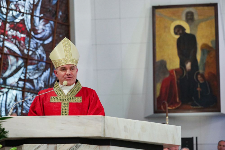 Biskup koszalińsko-kołobrzeski Zbigniew Zieliński podczas mszy świętej towarzyszącej głównym obchodom ku czci św. Andrzeja Boboli. Fot. PAP/T. Gzell