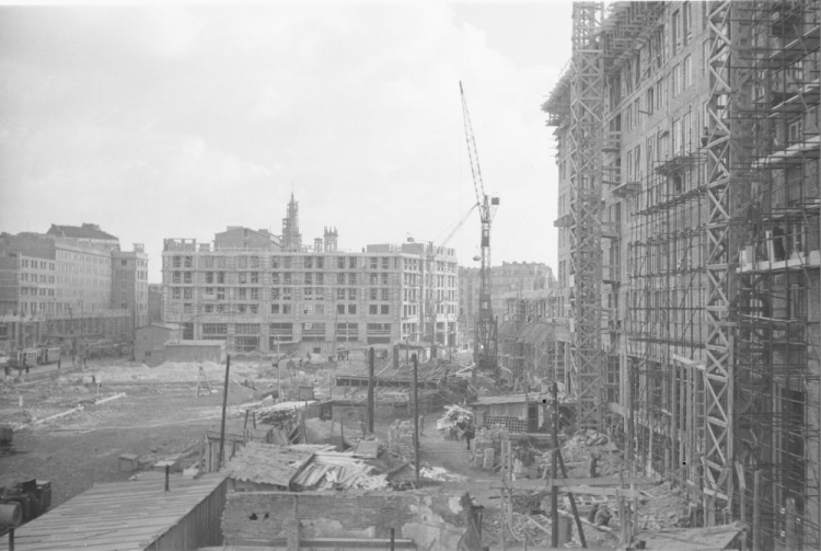 Plac budowy Marszałkowskiej Dzielnicy Mieszkaniowej tzw. MDM. Widok w kierunku pl. Zbawiciela. Warszawa, 03.1952. Fot. PAP/CAF/A. Nowosielski