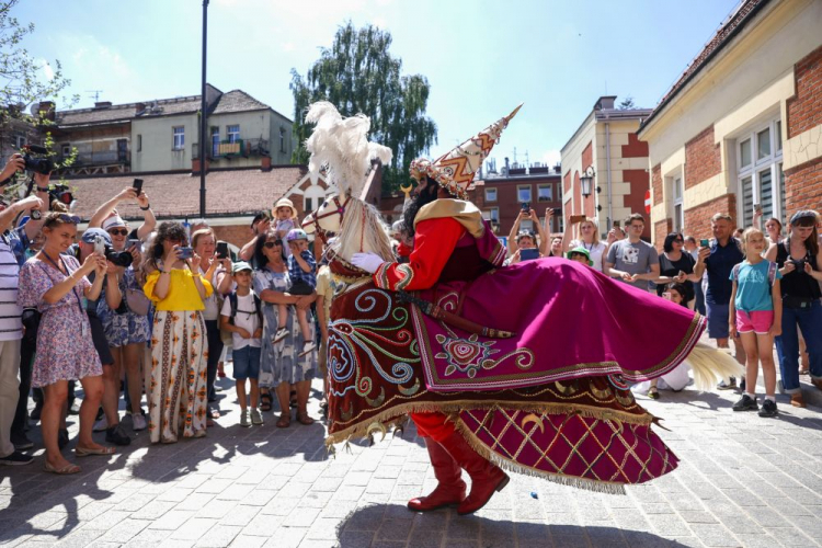 Rozpoczęcie Pochodu Lajkonika 2024 przed siedzibą Wodociągów Miasta Krakowa. Fot. PAP/Art Service