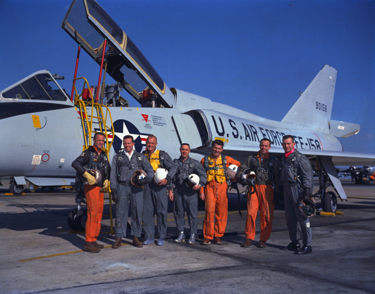 Astronauci programu “Mercury” (od lewej: M. Scott Carpenter, L. Gordon Cooper Jr., John H. Glenn Jr., Virgil I. Grissom, Walter M. Schirra Jr., Alan B. Shepard Jr. i Donald K. Slayton) przed samolotem Convair 106-B 20 stycznia 1961 r. Fot. NASA via CNP Photo via Newscom Dostawca: PAP/Newscom