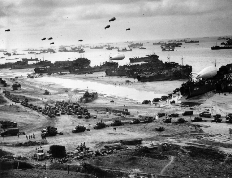 Wyładunek wojsk i zaopatrzenia na plaży Omaha (połowa czerwca 1944). /Źródło: Wikipedia