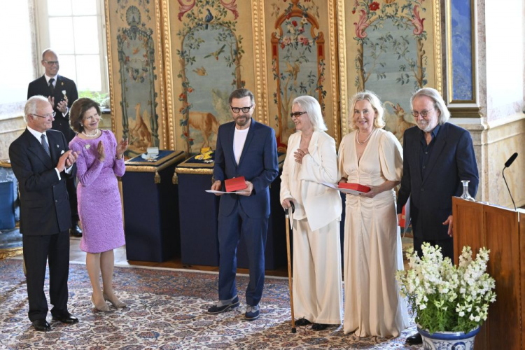 Zespół ABBA: Björn Ulvaeus, Anni-Frid Lyngstad, Agnetha Fältskog i Benny Andersson oraz król Szwecji Karol XVI Gustaw (L) i królowa Silvia (2L). 31.05.2024. Fot. PAP/EPA