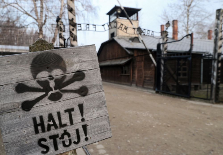 Brama byłego niemieckiego nazistowskiego obozu Auschwitz. Fot. PAP/A. Grygiel