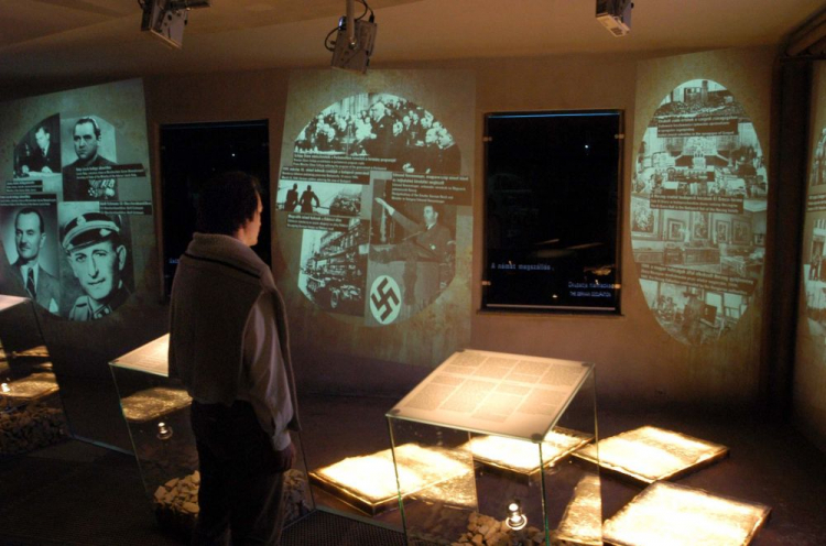 Stała wystawa "Zdradzony obywatel" w bloku nr 18. b. obozu Auschwitz poświęcona pamięci ofiar Holokaustu z Węgier. 2004 r. Fot. PAP/J. Bednarczyk