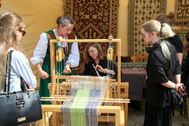 Piknik promujący tradycje tkackie na dziedzińcu Pałacu Branickich w Białymstoku. Fot. PAP/A. Reszko