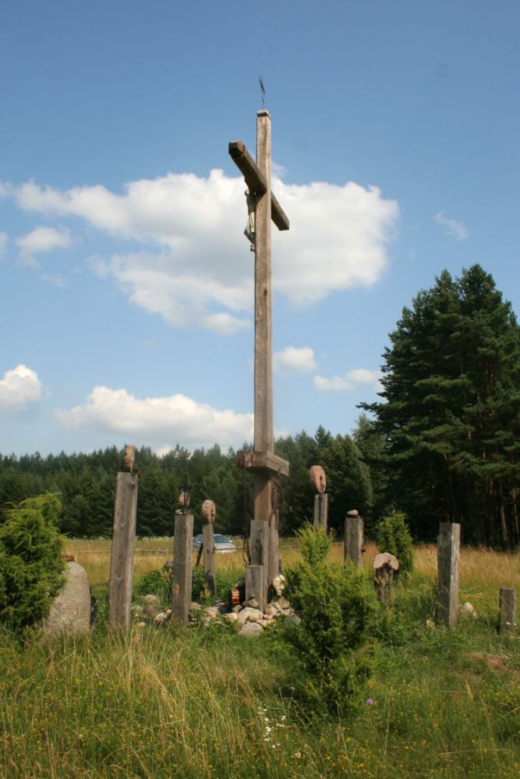Krzyż we wsi Czerwony Krzyż. Fot. Yarl. Źródło: Wikimedia Commons