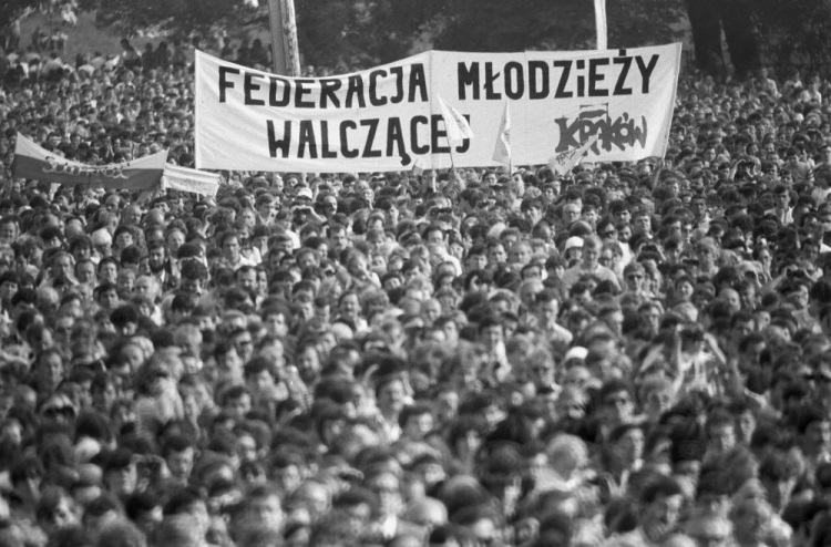 Transparent FMW podczas III pielgrzymki papieża Jana Pawła II do Polski. Kraków, 10.06.1987. Fot. PAP/G. Rogiński