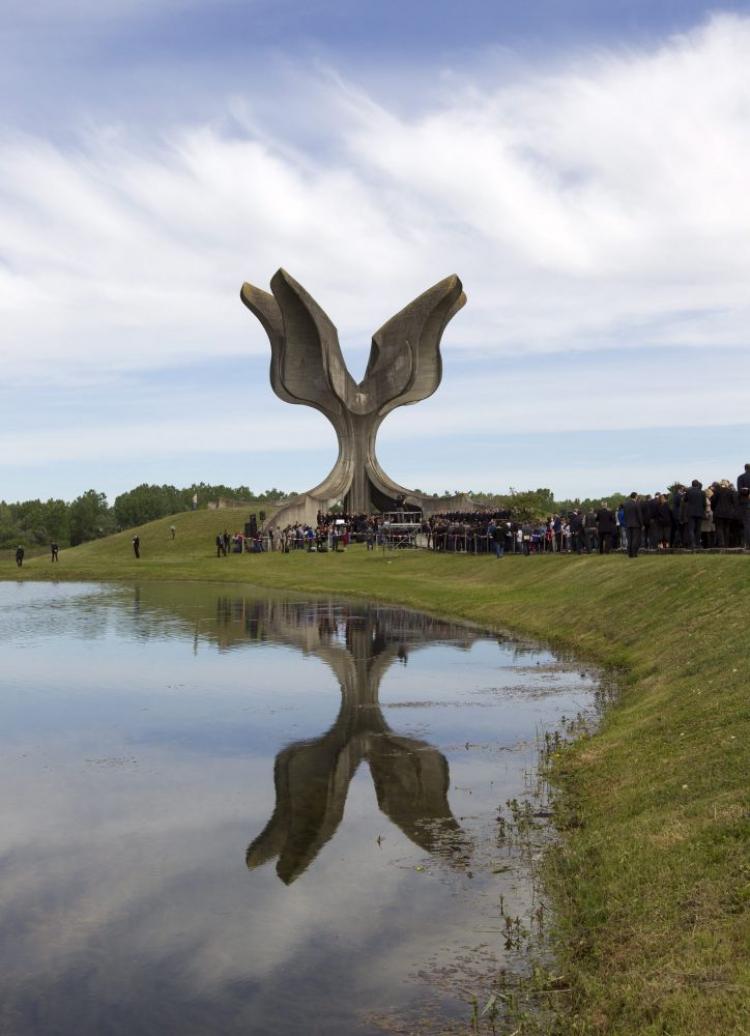 Pomnik poświęcony pamięci ofiar obozu w Jasenovcu. Fot. PAP/EPA