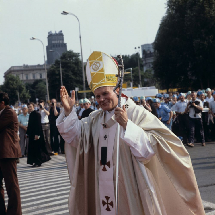 I pielgrzymka do Polski papieża Jana Pawła II. Plac Zwycięstwa, pontyfikalna msza święta, odprawiana przez Ojca Świętego, koncelebrowana z kilkudziesięcioma biskupami polskimi i zagranicznymi. Warszawa, 02.06.1979. Fot. PAP/T. Prażmowski