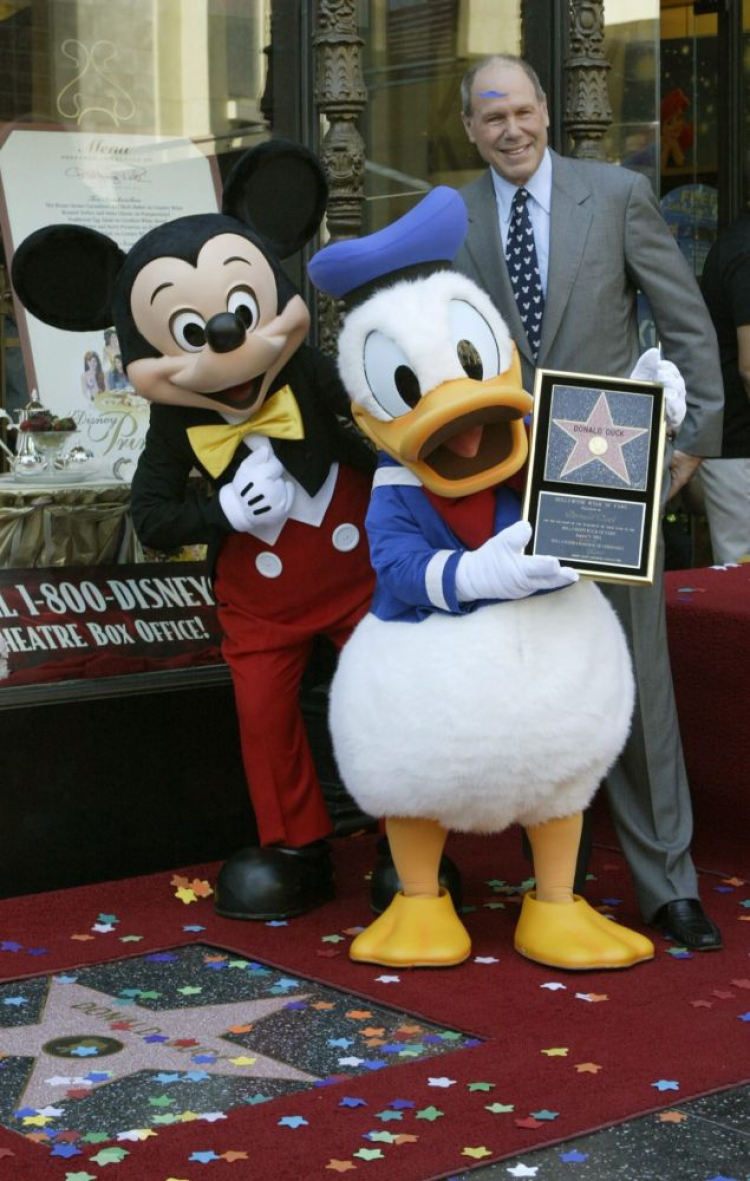 Kaczor Donald (C), w obecności Myszki Mickey (L) i szefa korporacji Walt Disney Company, Michaela Eisnera (P), odsłonił swoją gwiazdę w Alei Gwiazd w Hollywood. 2004 r. Fot. PAP/EPA