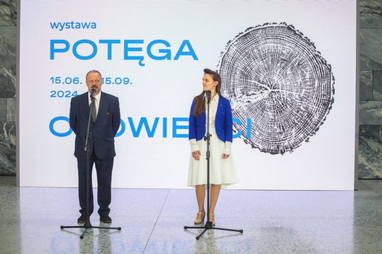 Kuratorzy wystawy Aleksandra Jakóbczyk-Gola (P) i Michał Kopczyński (L) podczas konferencji prasowej poświęconej nowej wystawie czasowej "Potęga Opowieści. Od dawnej kroniki do nowoczesnego muzeum" w Muzeum Historii Polski w Warszawie. Fot. PAP/A. Zawada