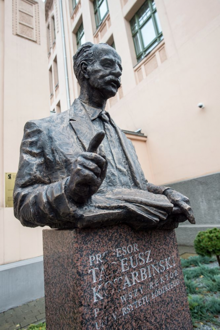 Pomnik profesora Tadeusza Kotarbińskiego przed budynkiem rektoratu Uniwersytetu Łódzkiego. Fot. PAP/G. Michałowski
