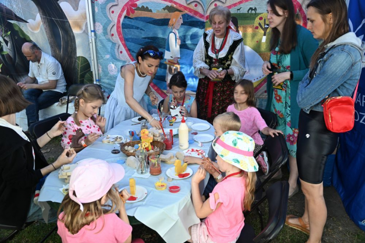 Uczestnicy pikniku z okazji Dnia Dziecka, 1 bm. w ogrodach KPRM. Warszawa, 01.06.2024. Fot. PAP/R. Pietruszka