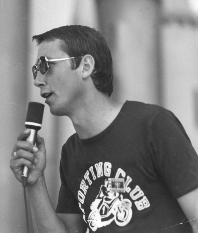 Wojciech Młynarski podczas próby na XII Krajowym Festiwalu Piosenki Polskiej - Opole, 1974 r. PAP/Maciej Klos