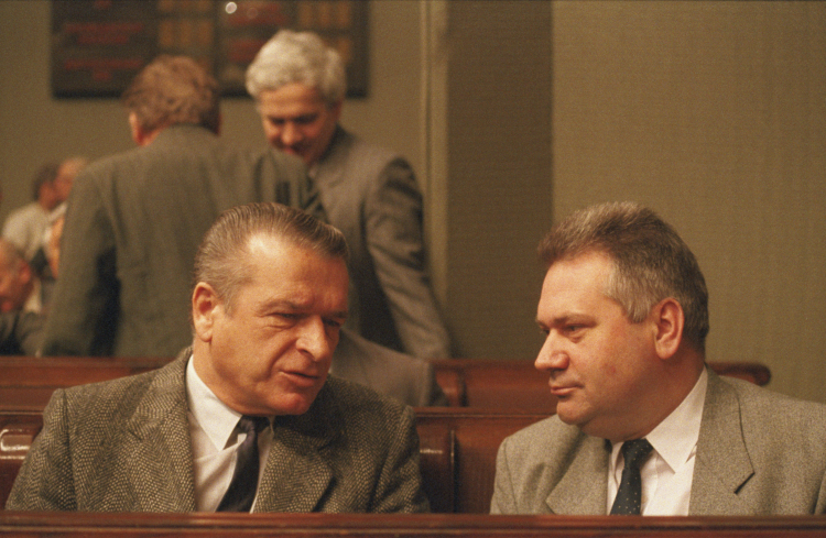 Minister spraw wewnętrznych Czesław Kiszczak (L) i minister pracy i polityki socjalnej Ireneusz Sekuła, w głębi Władysław Baka podczas posiedzenia Sejmu PRL 11 maja 1988 r. Fot. PAP/G. Roginski
