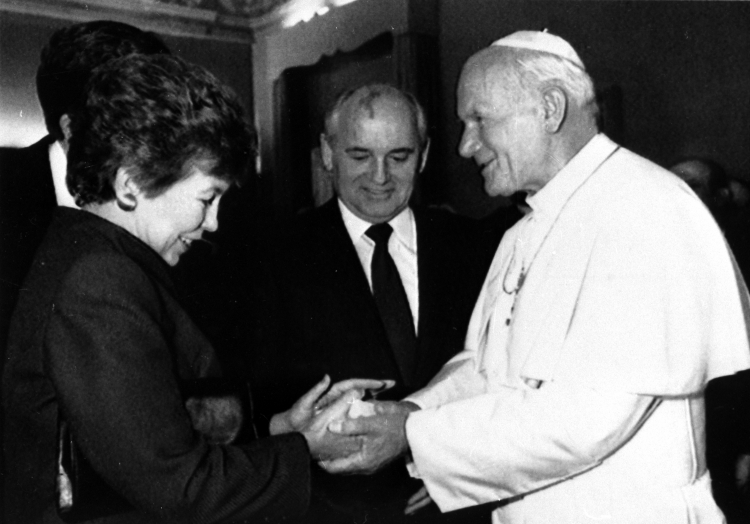 Papież Jan Paweł II wita prezydenta ZSRS Michaiła Gorbaczowa i jego żonę Raisę w Watykanie w 1989 r. Fot. PAP/CAF-archiwum