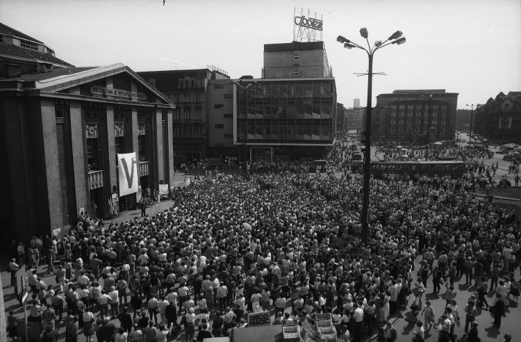 Rynek w Katowicach, wielotysięczny tłum na wiecu kandydatów Komitetu Obywatelskiego przed wyborami 4 czerwca 1989, fot. PAP/S. Jakubowski
