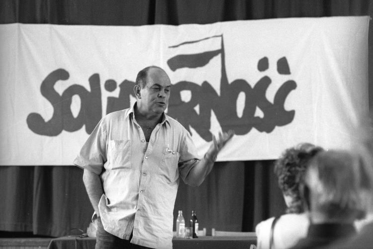 Jacek Kuroń w trakcie kampanii wyborczej 1989 roku, fot. PAP/Z. Matuszewski
