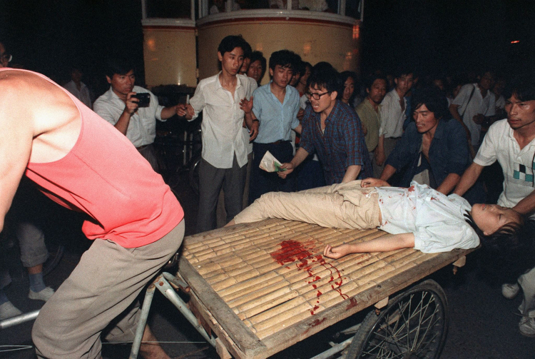 Rykszarz wiezie ranną w czasie wydarzeń na Tiananmen w czerwcu 1989 r. Fot. PAP/EPA 