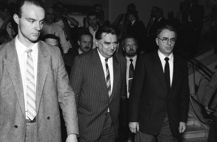 Premier Jan Olszewski wychodzi z parlamentu po głosowaniu w nocy z 4 na 5 czerwca 1992 r. Z prawej szef Kancelarii Sejmu Ryszard Stemplowski. Fot. PAP/J. Stachowicz