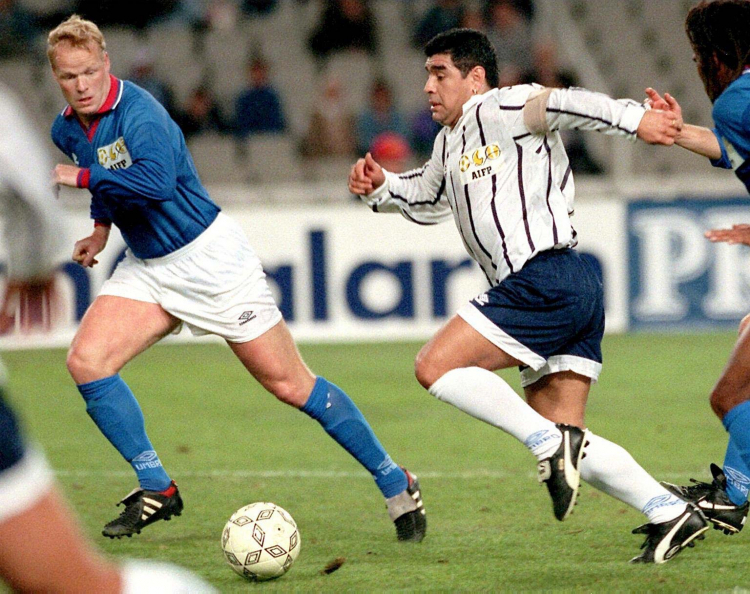 Diego Mardona i Ronald Koeman podczas pokazowego meczu w 1997 r. Fot. PAP/CAF-EPA J. Martin