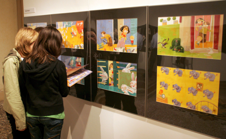 Wystawa ilustracji książkowych dla dzieci, która zainaugurowała 6. festiwal kultury polskiej „Coroso Polonia” w Rzymie w 2008 r. PAP/EPA/Fabio Campana 
