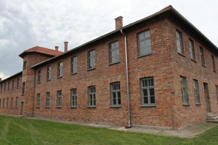 Blok na terenie dawnego KL Auschwitz-Birkenau, fot. PAP/J. Bednarczyk