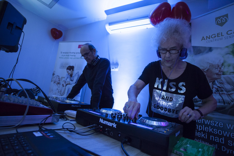 Dj Wika prowadzi dancing podczas Walentynek w centrum seniora we Wrocławiu.  PAP/Aleksander Koźmiński