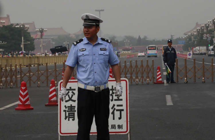 Policjant strzegący dostępu do placu Tiananmen w Pekinie, fot. PAP/EPA