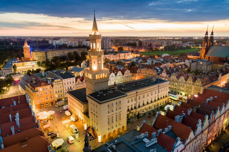 Panorama Opola, na pierwszym planie rynek Starego Miasta z budynkiem ratusza, z lewej Wieża Piastowska, z prawej katedra Opolska. PAP/Sławomir Mielnik