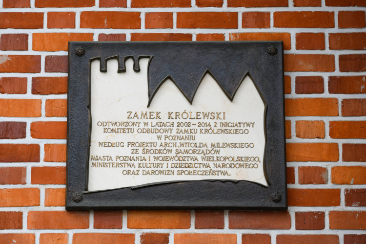 Tablica na ścianie Zamku Królewskiego w Poznaniu