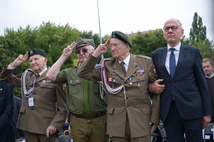 Uczestnicy powstania warszawskiego mjr Jakub Nowakowski ps. Tomek (L) i ppłk Zbigniew Rylski (2P) podczas uroczystości upamiętniająca zdobycie przez Batalion „Zośka” obozu „Gęsiówka”. PAP/Marcin Obara