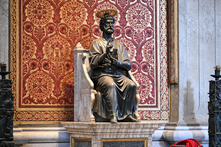 Figura świętego Piotra w Bazylice św. Piotra w Watykanie. Fot. PAP/D. Delmanowicz 
