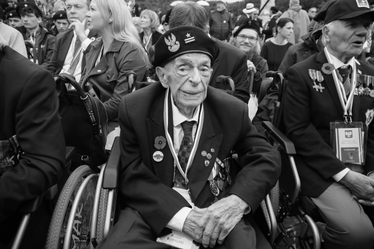 Mjr Stosław Kowalski podczas uroczystości na Polskim Cmentarzu Wojennym pod Monte Cassino 18 maja 2024 r. Fot. PAP/A. Zawada