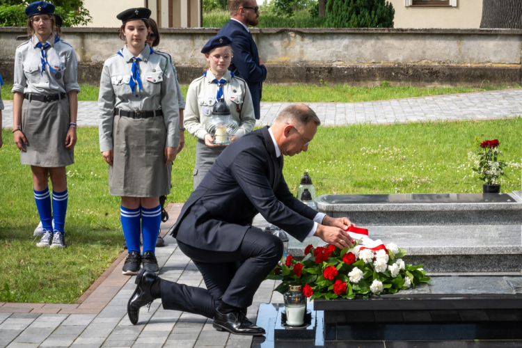 Prezydent RP Andrzej Duda przy grobie księdza Bolesława Domańskiego w Zakrzewie. PAP/Tytus Żmijewski