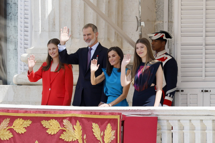 Król Filip VI (2-L), królowa Letizia, księżniczka Leonor z Asturii (L) i księżniczka Sofia (P) na balkonie Pałacu Królewskiego podczas 10. rocznicy koronacji w Madrycie. PPA/EPA/Ballesteros