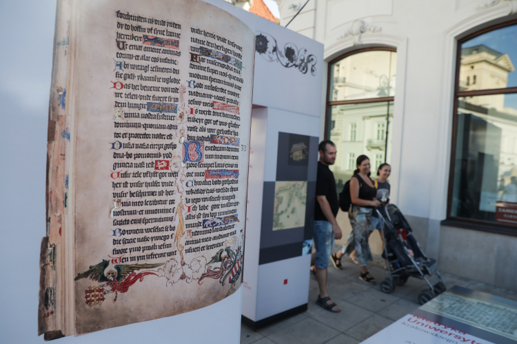 Wystawa plenerowa pt. „Pamięć Polski. Lista Krajowa Programu UNESCO Pamięć Świata – 5. Edycja”, przed siedzibą Kordegardy - Galerii Narodowego Centum Kultury w Warszawie. PAP/Tomasz Gzell