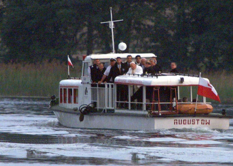 Papież Jan Paweł II, odpoczywający w pokamedulskim klasztorze w Wigrach, na pokładzie Trytona na jeziorze Wigry. 08.06.1999. Fot. PAP/R. Pietruszka